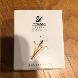 **NEW swarovski pin
